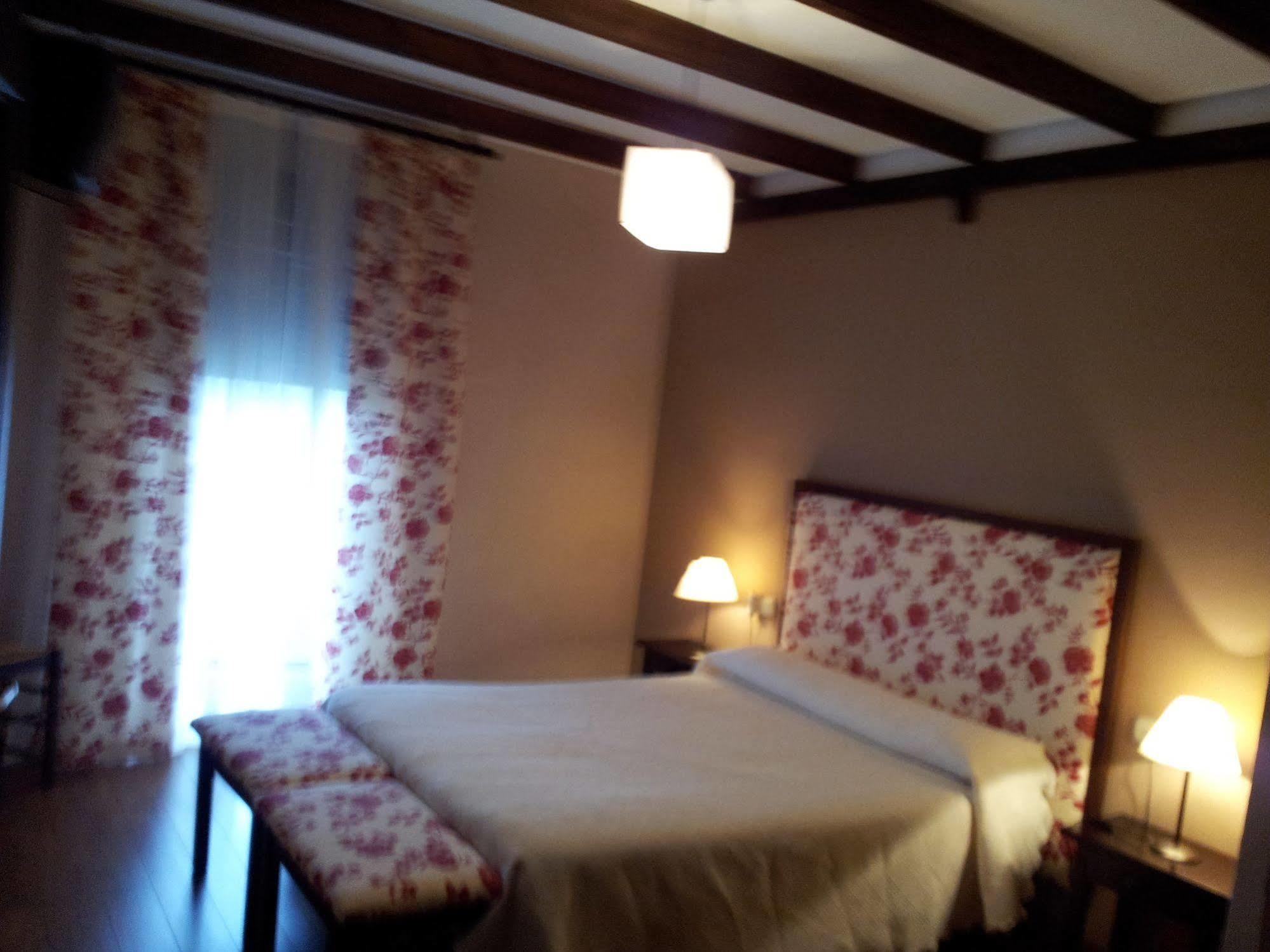 Apartamentos El Mirador Del Soto Sotoserrano Ngoại thất bức ảnh