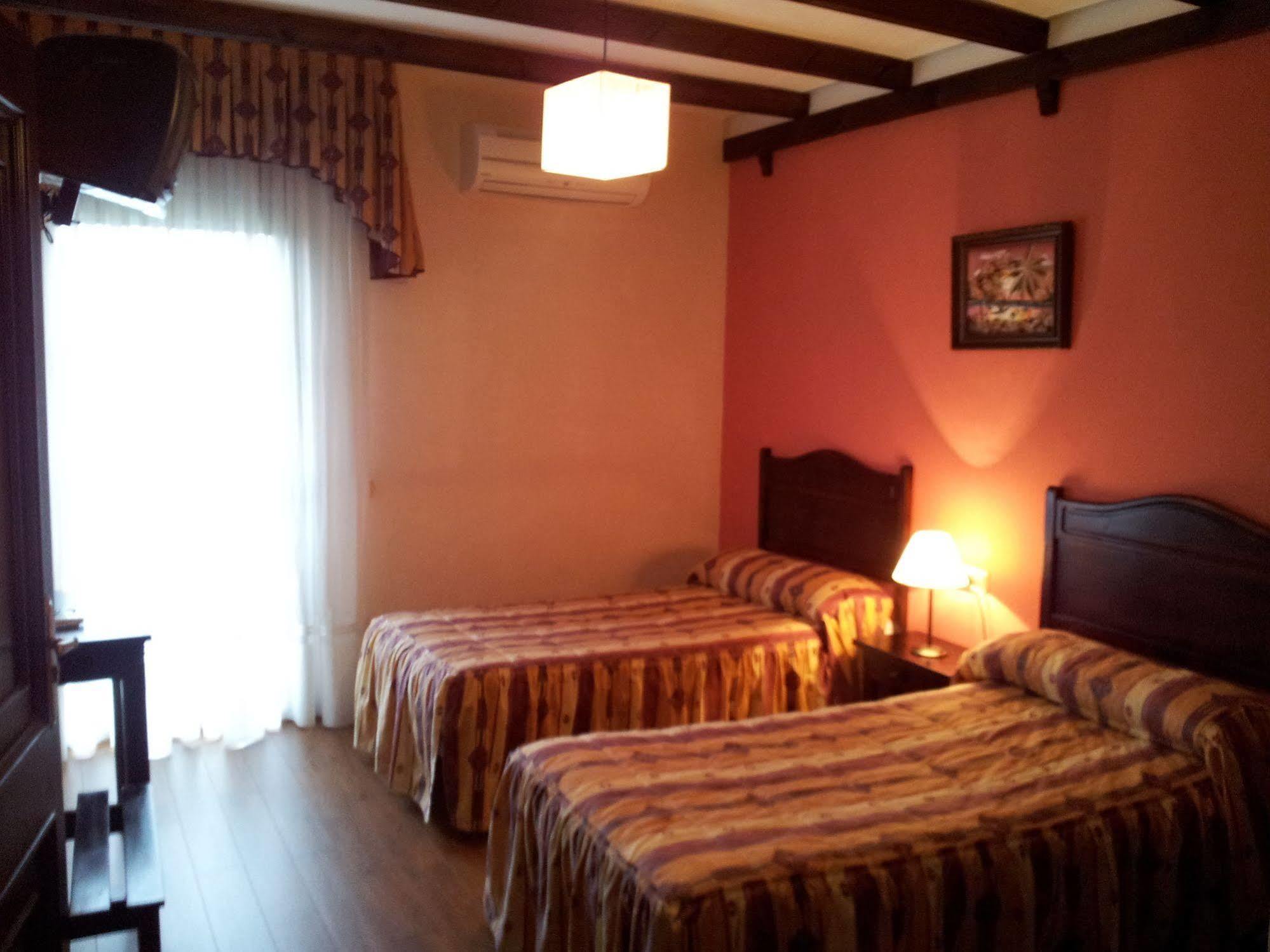 Apartamentos El Mirador Del Soto Sotoserrano Ngoại thất bức ảnh